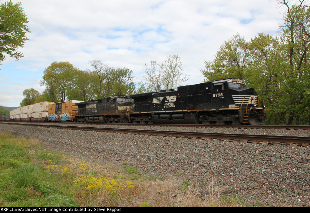 NS 9798 leads an eastbound train